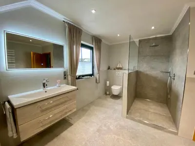 Ein Badezimmer in der Unterkunft Zwei stilvolle Gästezimmer mit exklusivem Bad
