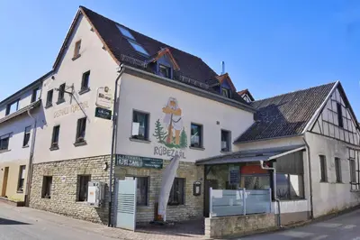 Das Gebäude in dem sich die Pension befindet