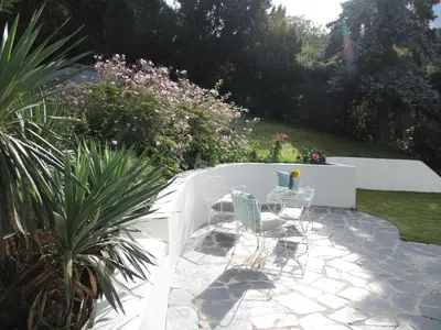 Ein Garten an der Unterkunft Rheinvilla Weitblick
