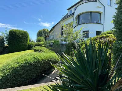 Ein Garten an der Unterkunft Rheinvilla Weitblick