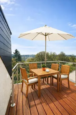 Ein Balkon oder eine Terrasse in der Unterkunft Sonnige Design-Dachwohnung mit Fernblick