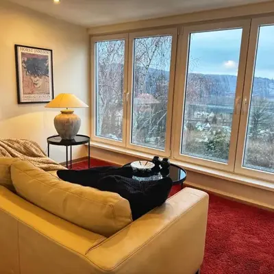 Sonnige Design-Dachwohnung mit Fernblick