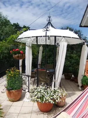 Ein Garten an der Unterkunft Villa Edelstein