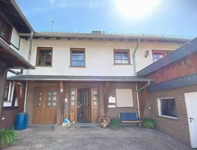 Das Gebäude in dem sich das Ferienhaus befindet