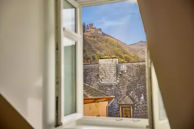 Ein allgemeiner Bergblick oder ein Berglick von des Privatzimmers aus