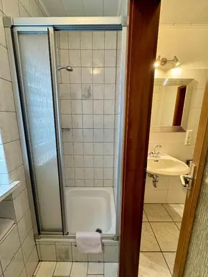 Ein Badezimmer in der Unterkunft Haus Edeltrud - Ferienwohnung Moselblick