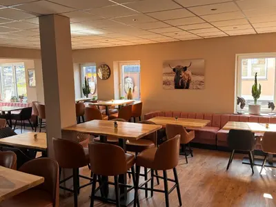 Ein Restaurant oder anderes Speiselokal in der Unterkunft Ferienwohnung im Saloon Altenahr