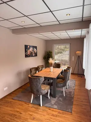 Ein Sitzbereich in der Unterkunft Ferienwohnung im Saloon Altenahr