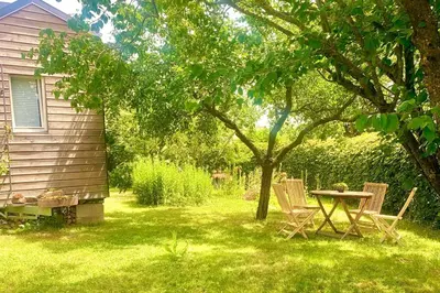 Ein Garten an der Unterkunft Tinyhouse Minimalus I - Outdoorküche und Nebeldusche
