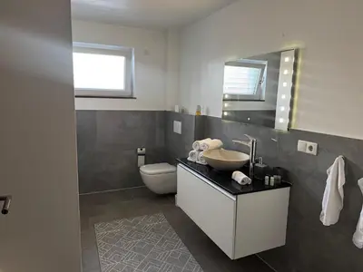 Ein Badezimmer in der Unterkunft Landruhe Koblenz- Modernes Apartment