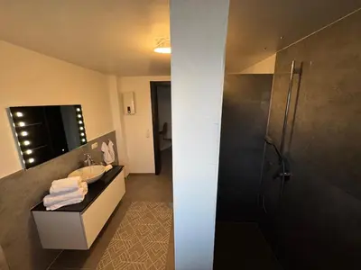 Ein Badezimmer in der Unterkunft Landruhe Koblenz- Modernes Apartment