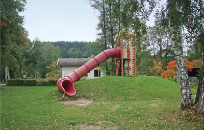 Ein Kinderspielbereich in der Unterkunft Nice Home In Lünebach With Kitchen