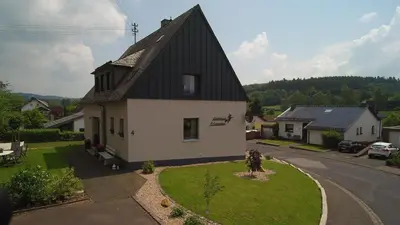 Ein allgemeiner Bergblick oder ein Berglick von des Bed & Breakfasts aus