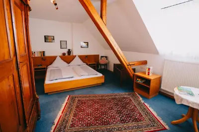 Ein Bett oder Betten in einem Zimmer der Unterkunft Bio-Weingut Staffelter Hof