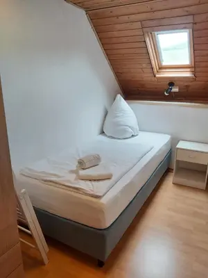 Ein Bett oder Betten in einem Zimmer der Unterkunft Ferienanlage - Am Moselufer