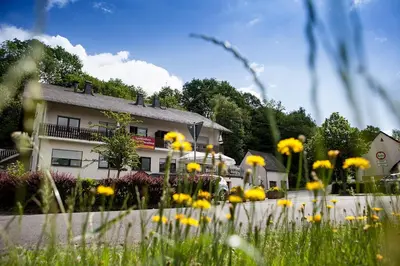 Ein Garten an der Unterkunft Landgasthaus Zum Kreuzberg