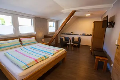 Ein Bett oder Betten in einem Zimmer der Unterkunft Der Weinladen