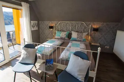 Ein Bett oder Betten in einem Zimmer der Unterkunft Der Weinladen