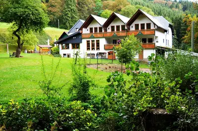 Ein Garten an der Unterkunft Baunhöller-Mühle