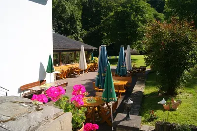 Ein Garten an der Unterkunft Baunhöller-Mühle