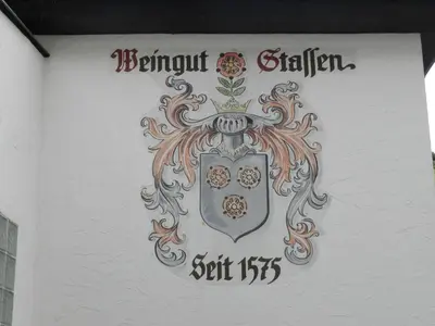 Ein Zertifikat, Auszeichnung, Logo oder anderes Dokument, das in der Unterkunft Weingut Stassen ausgestellt ist