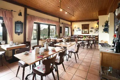 Ein Restaurant oder anderes Speiselokal in der Unterkunft Gasthaus Zur Burgschänke