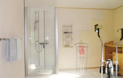 Ein Badezimmer in der Unterkunft 2 Bedroom Cozy Apartment In Duppach
