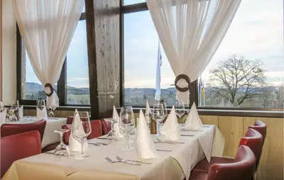 Ein Restaurant oder anderes Speiselokal in der Unterkunft 2 Bedroom Cozy Home In Gerolstein