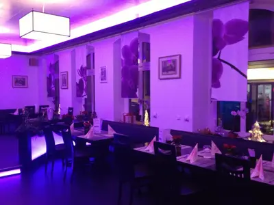 Ein Restaurant oder anderes Speiselokal in der Unterkunft Yumi Hotel Sushi-Steaks & Friends