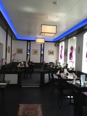 Ein Restaurant oder anderes Speiselokal in der Unterkunft Yumi Hotel Sushi-Steaks & Friends