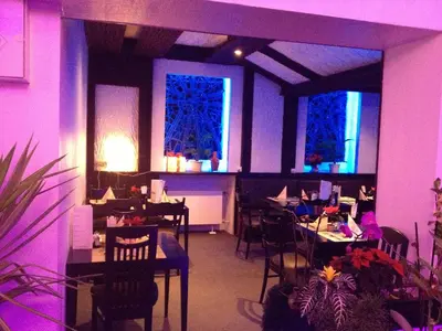 Ein Restaurant oder anderes Speiselokal in der Unterkunft Yumi Hotel Sushi-Steaks & Friends