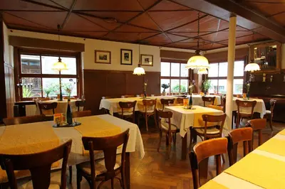 Ein Restaurant oder anderes Speiselokal in der Unterkunft Landgasthof Zur Sonne