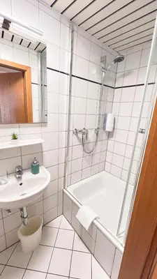 Ein Badezimmer in der Unterkunft Hotel zur Loreley - Garni