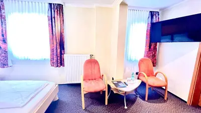 Ein Bett oder Betten in einem Zimmer der Unterkunft Hotel zur Loreley - Garni