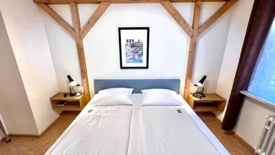 Ein Bett oder Betten in einem Zimmer der Unterkunft Hotel zur Loreley - Garni