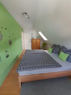 Ein Bett oder Betten in einem Zimmer der Unterkunft FeWo Karola