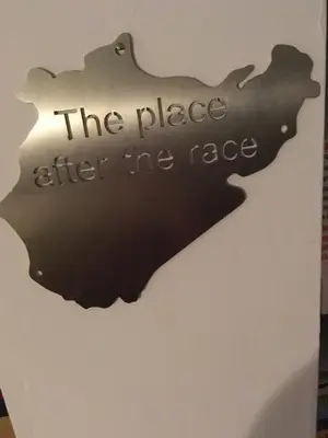 Ein Zertifikat, Auszeichnung, Logo oder anderes Dokument, das in der Unterkunft The Place After the Race B&B ausgestellt ist
