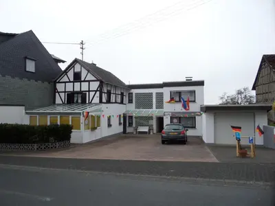 Das Gebäude in dem sich das Ferienhaus befindet