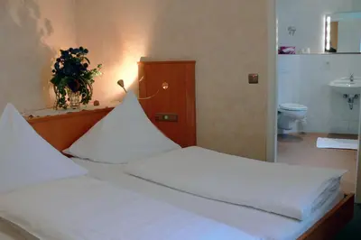 Ein Bett oder Betten in einem Zimmer der Unterkunft Hotel Quellenhof