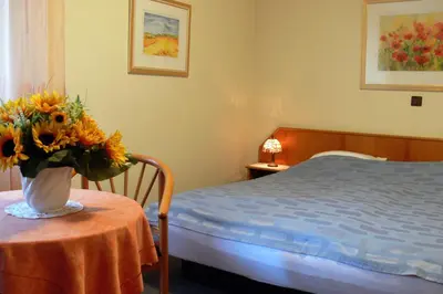 Ein Bett oder Betten in einem Zimmer der Unterkunft Hotel Quellenhof