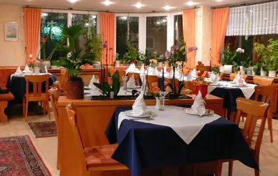 Ein Restaurant oder anderes Speiselokal in der Unterkunft Hotel Quellenhof
