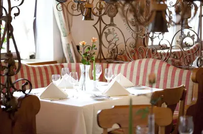 Ein Restaurant oder anderes Speiselokal in der Unterkunft Hotel Weis