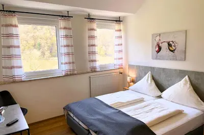 Ein Bett oder Betten in einem Zimmer der Unterkunft Mosel-Landhaus Hotel Oster