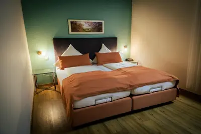 Ein Bett oder Betten in einem Zimmer der Unterkunft Mosel-Landhaus Hotel Oster