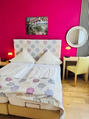 Ein Bett oder Betten in einem Zimmer der Unterkunft Mosel-Landhaus Hotel Oster