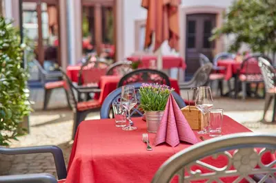 Ein Restaurant oder anderes Speiselokal in der Unterkunft Hotel Sankt Maximilian 