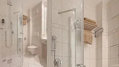 Ein Badezimmer in der Unterkunft Hotel Victoria