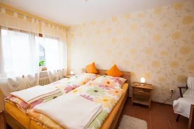 Ein Bett oder Betten in einem Zimmer der Unterkunft Zur Dorfschänke