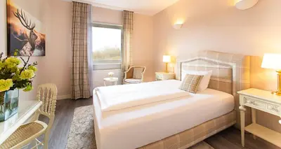 Ein Bett oder Betten in einem Zimmer der Unterkunft Victor's Seehotel Weingärtner Bostalsee