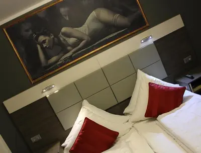 Ein Bett oder Betten in einem Zimmer der Unterkunft Rheinhotel Lilie